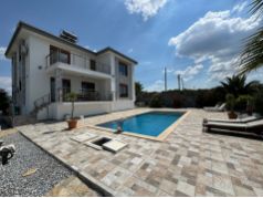 Didim yeşiltepe'de Satılık Havuzlu Müstakil Villa